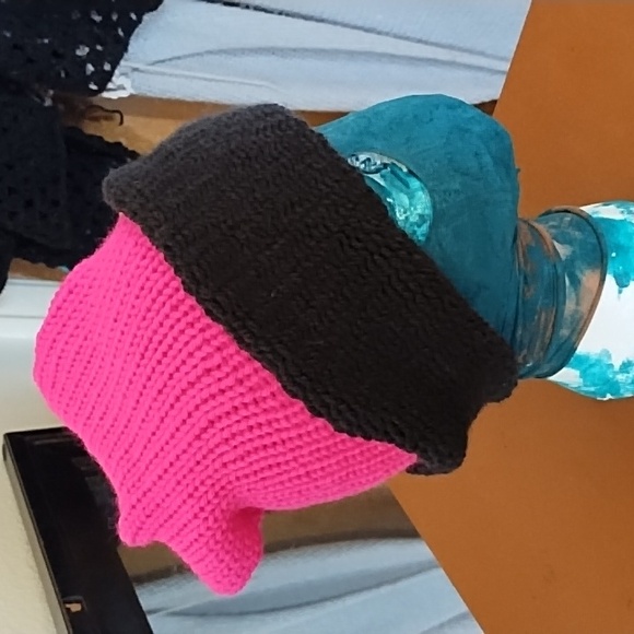 Bright Pink and black knit beanie hat adult sz with POM and Flamingo - Picture 8 of 8